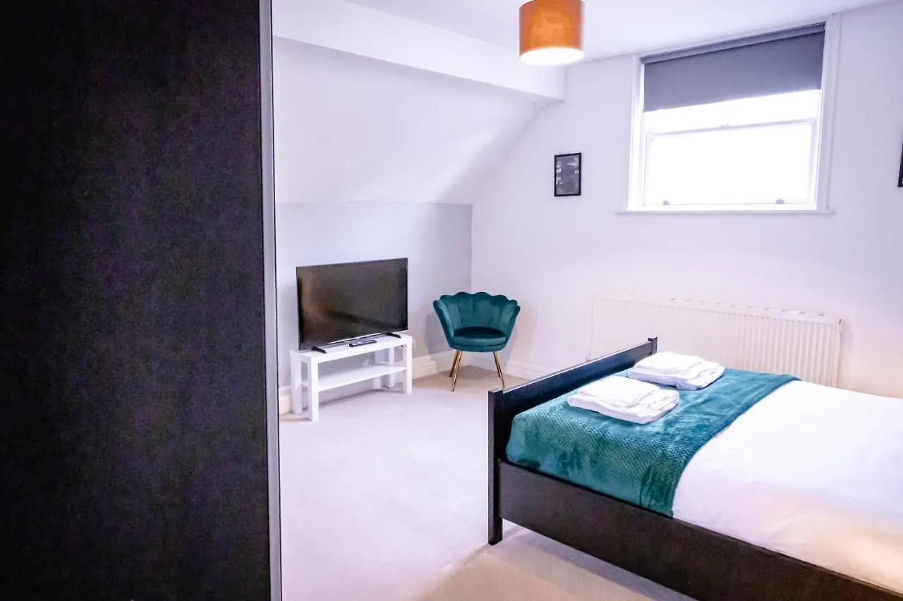 Lord Street - 2 Beautiful Apartments - Sleep Up To 14 Guests - By Rework Accommodation Chester