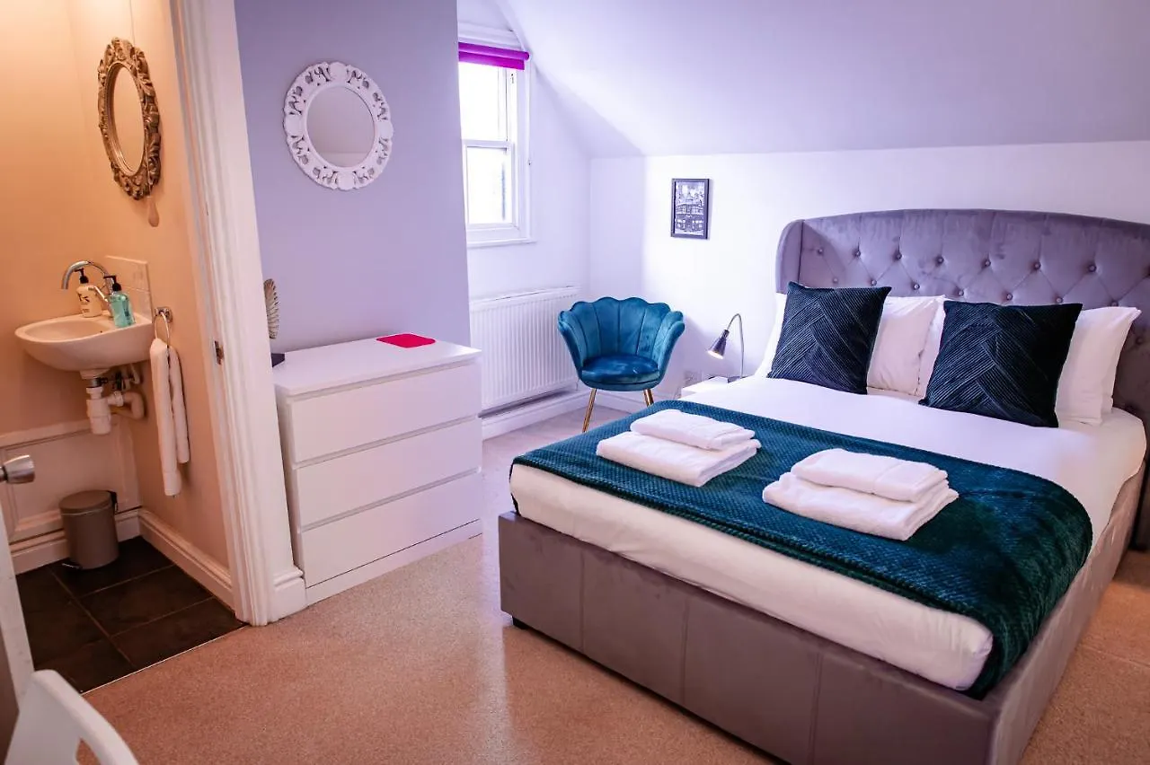 Lord Street - 2 Beautiful Apartments - Sleep Up To 14 Guests - By Rework Accommodation Chester