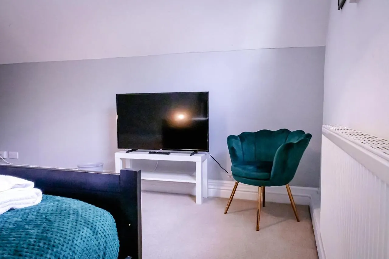 Lord Street - 2 Beautiful Apartments - Sleep Up To 14 Guests - By Rework Accommodation Chester