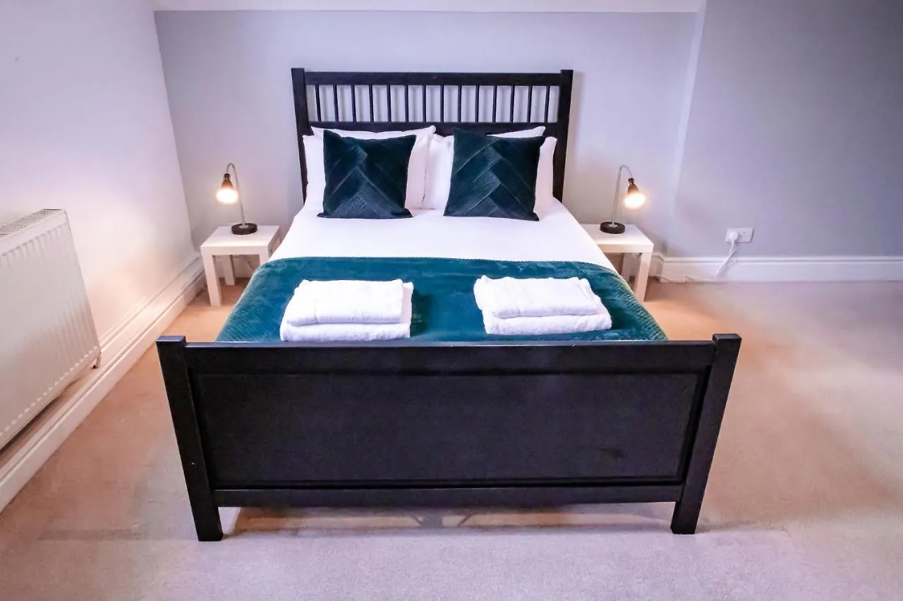 Lord Street - 2 Beautiful Apartments - Sleep Up To 14 Guests - By Rework Accommodation Chester