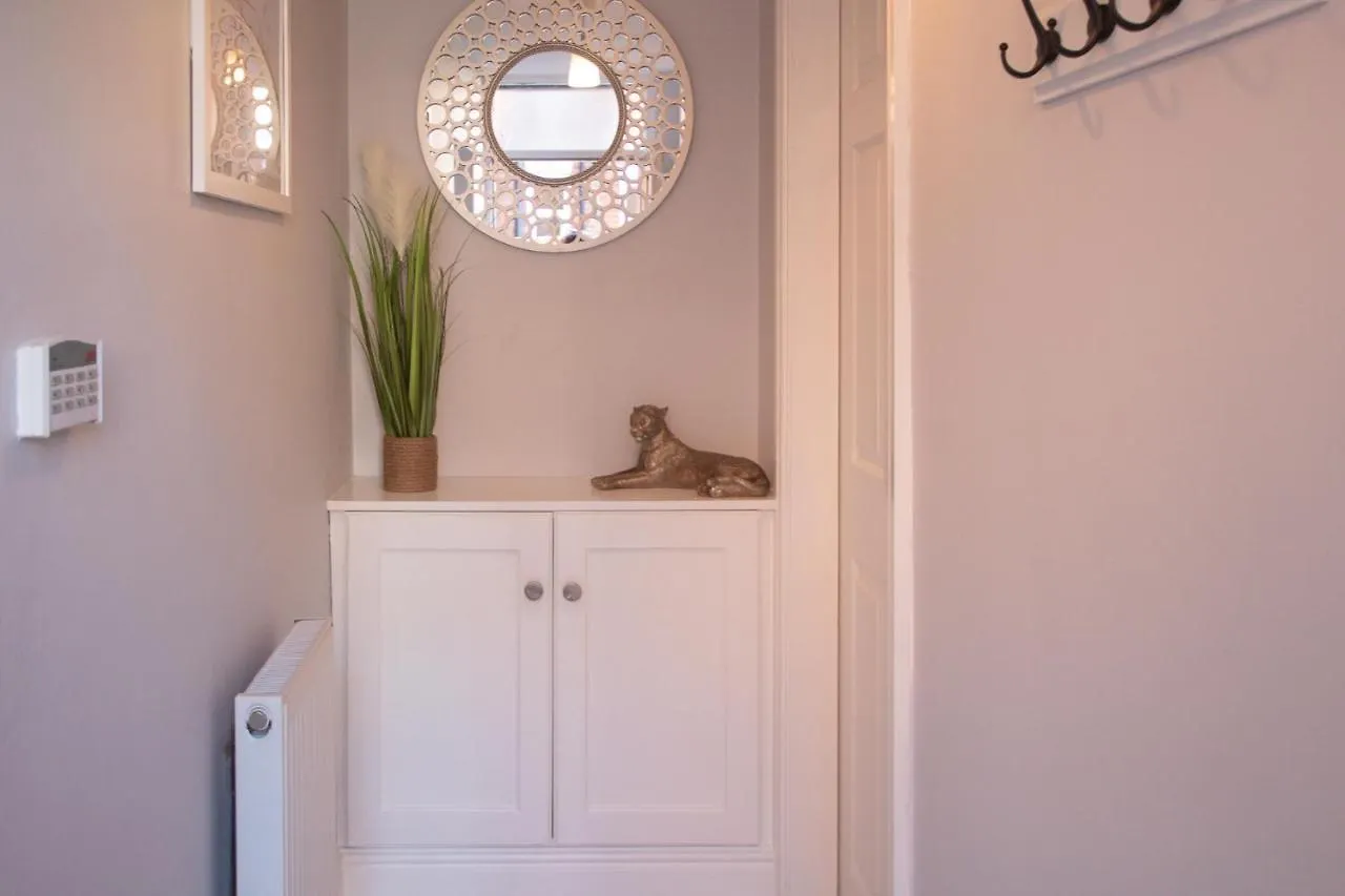 Lord Street - 2 Beautiful Apartments - Sleep Up To 14 Guests - By Rework Accommodation Chester