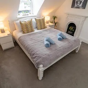 https://light-airy-3-bed-town-cntr-flat-700m-to-the-beach.bournemouth-hotels.org