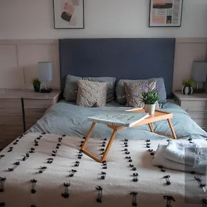 https://spacious-1-bedroom-home-with-free-private-parking.cardiffhotelswales.com